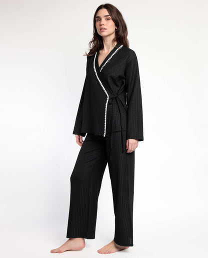 Luxury Stitching Pyjamas – Μαύρη Σατέν Πιτζάμα με Κέντημα & Μακριά Μανίκια