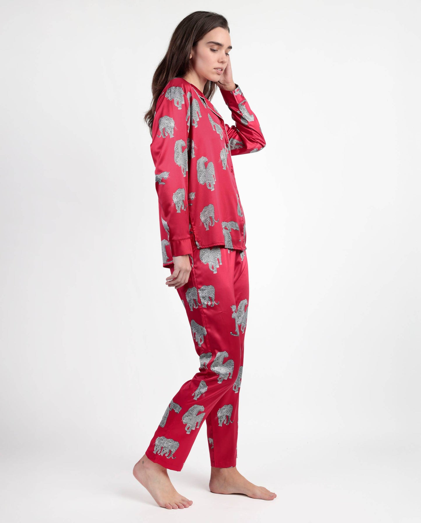 Πιτζάμα Satin Jungle Fever – Φούξια Σατέν Πιτζάμα με Κουμπιά & Μακριά Μανίκια