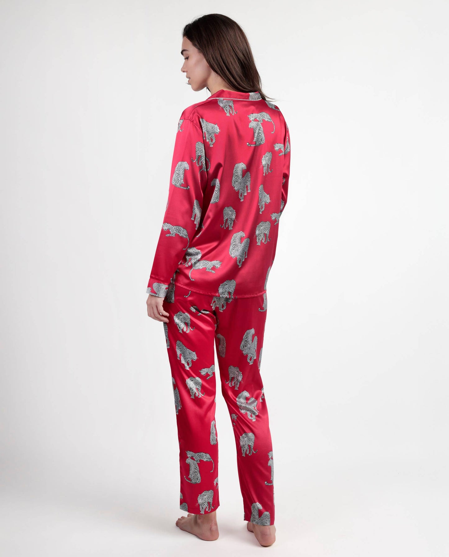Πιτζάμα Satin Jungle Fever – Φούξια Σατέν Πιτζάμα με Κουμπιά & Μακριά Μανίκια