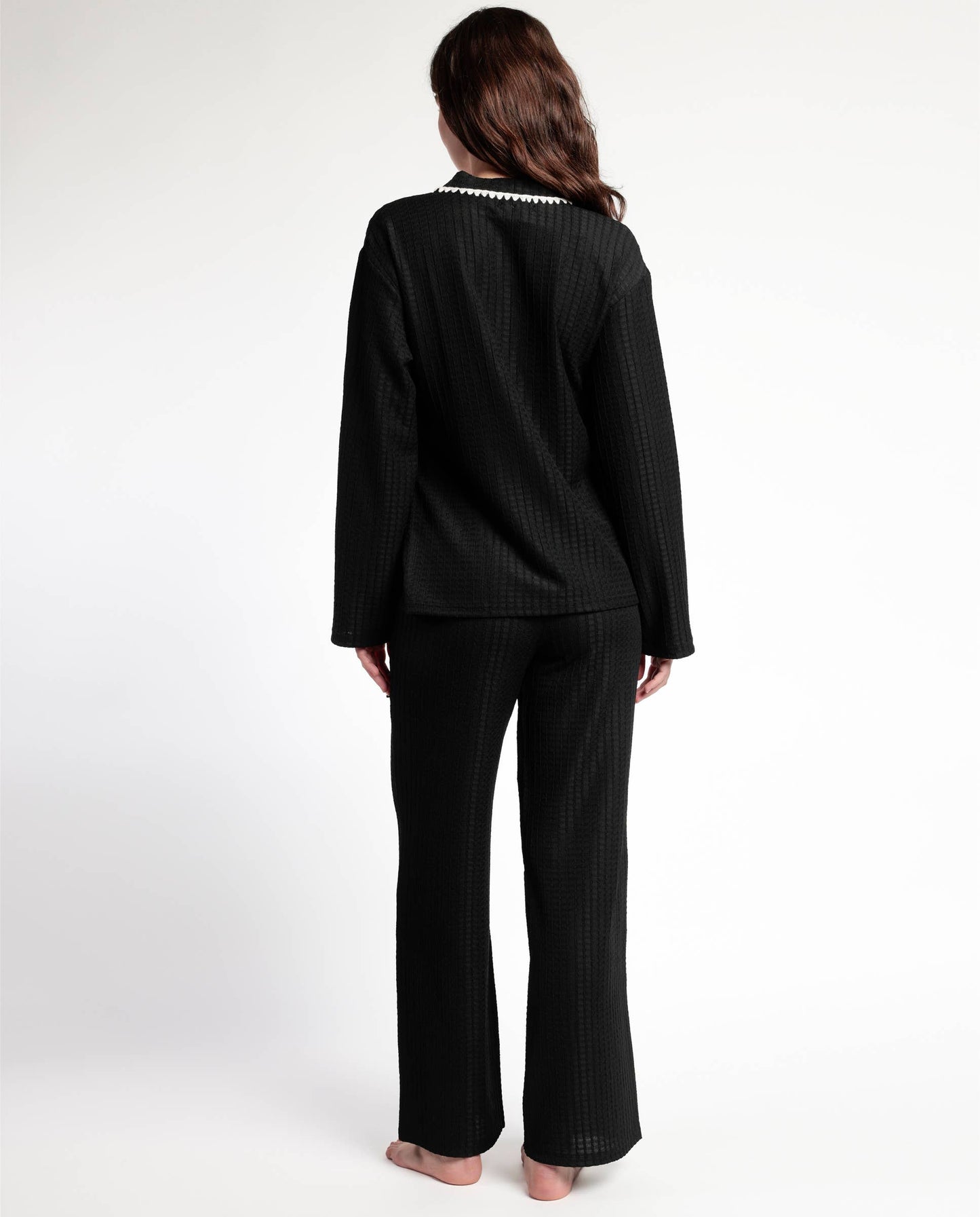 Luxury Stitching Pyjamas – Μαύρη Σατέν Πιτζάμα με Κέντημα & Μακριά Μανίκια