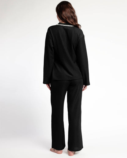 Luxury Stitching Pyjamas – Μαύρη Σατέν Πιτζάμα με Κέντημα & Μακριά Μανίκια