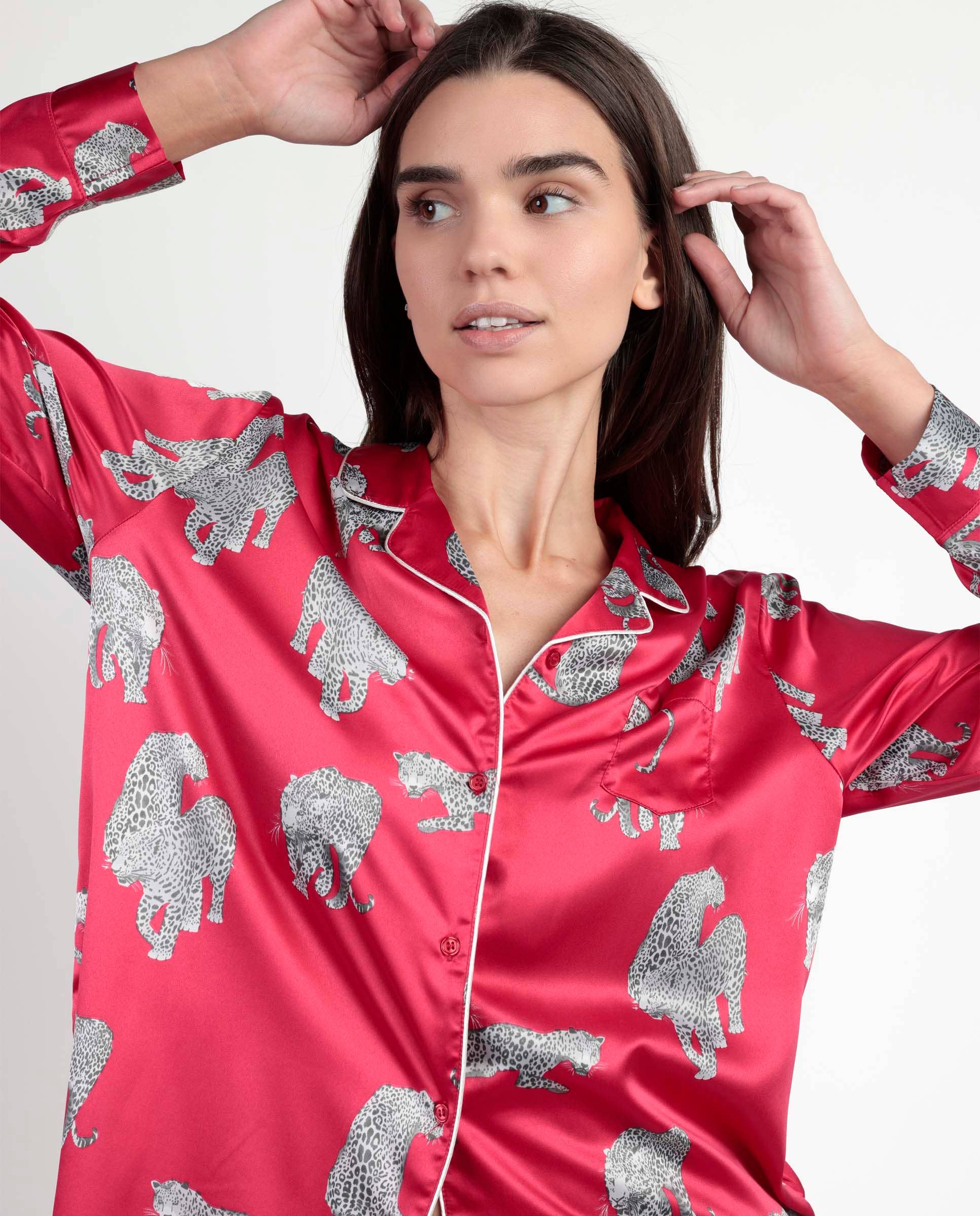 Πιτζάμα Satin Jungle Fever – Φούξια Σατέν Πιτζάμα με Κουμπιά & Μακριά Μανίκια