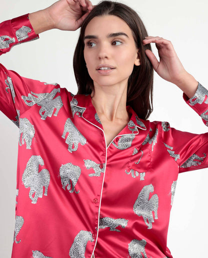 Πιτζάμα Satin Jungle Fever – Φούξια Σατέν Πιτζάμα με Κουμπιά & Μακριά Μανίκια